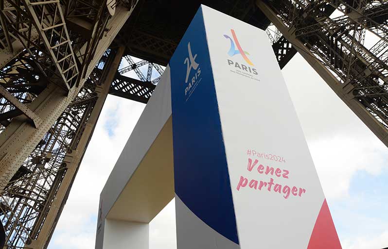 Tour Eiffel : une terrasse estivale aux couleurs de la candidature des JO 2024