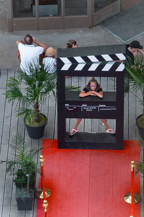 Ambiance tapis rouge pour la terrasse estivale de la tour Eiffel cette année !