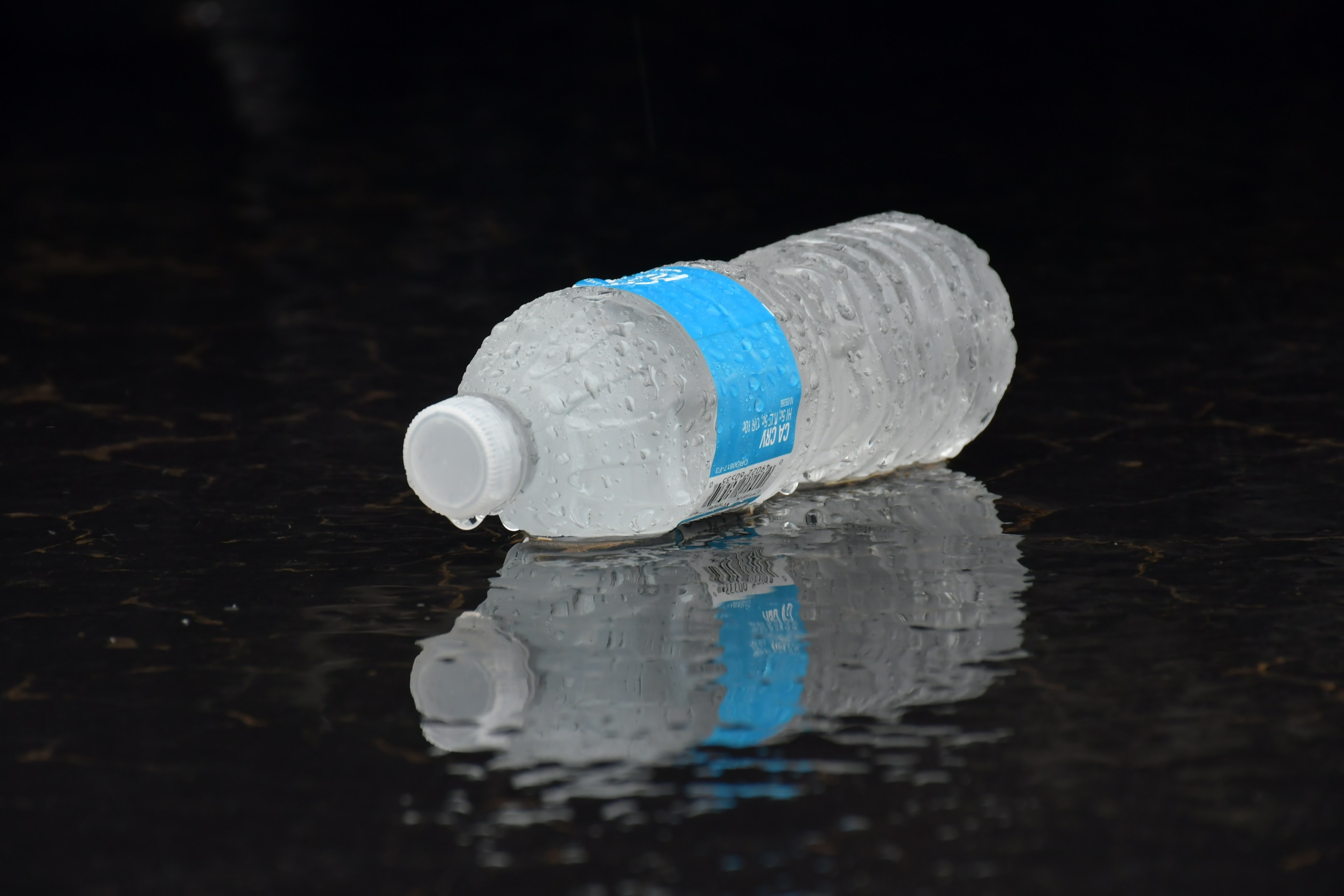 Faut-il interdire les bouteilles d’eau en plastique ?