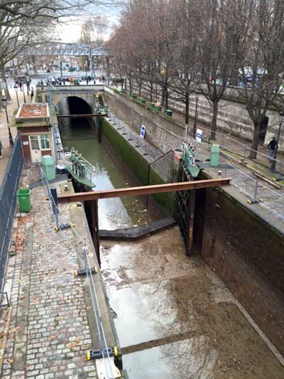 The spring cleaning of the canal Saint-Martin