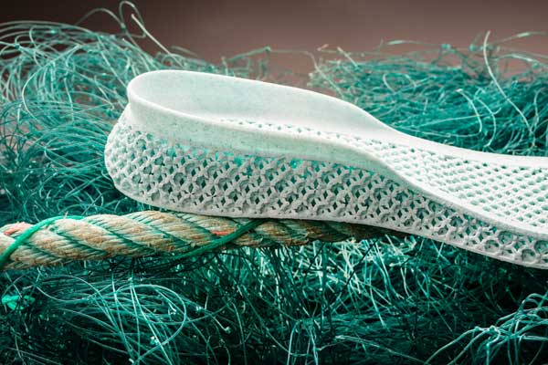 Adidas crée un prototype de basket à partir de déchets plastiques issus des océans