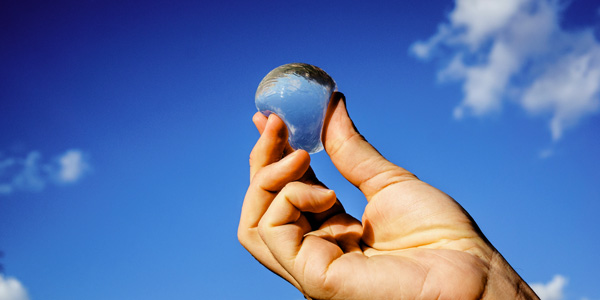 Ooho : des bulles d’eau pour limiter les emballages plastiques